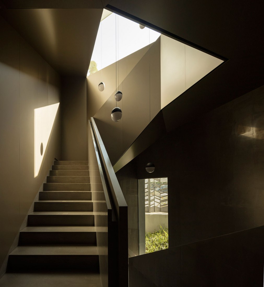 Interior escaleras. Vivienda Nirvana por AGi Architects. Fotografía @ Fernando Guerra