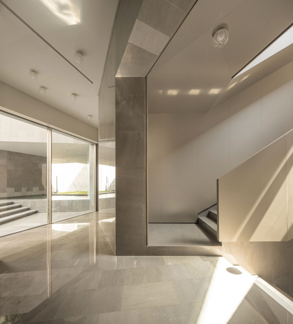Sombras y escalera. Vivienda Nirvana por AGi Architects. Fotografía @ Fernando Guerra