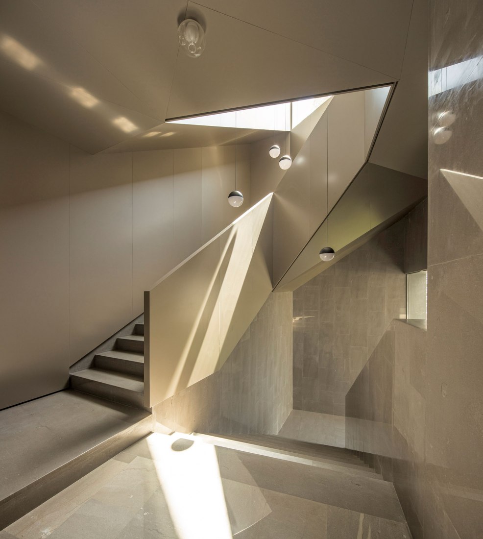 Interior escaleras. Vivienda Nirvana por AGi Architects. Fotografía @ Fernando Guerra