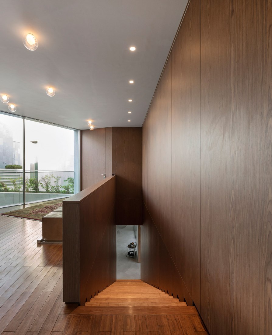 Interior escaleras. Vivienda Nirvana por AGi Architects. Fotografía @ Fernando Guerra