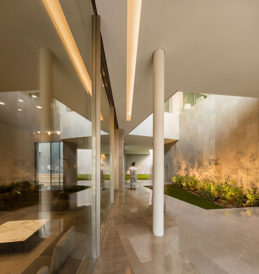 Patio interior. Vivienda Nirvana por AGi Architects. Fotografía @ Fernando Guerra
