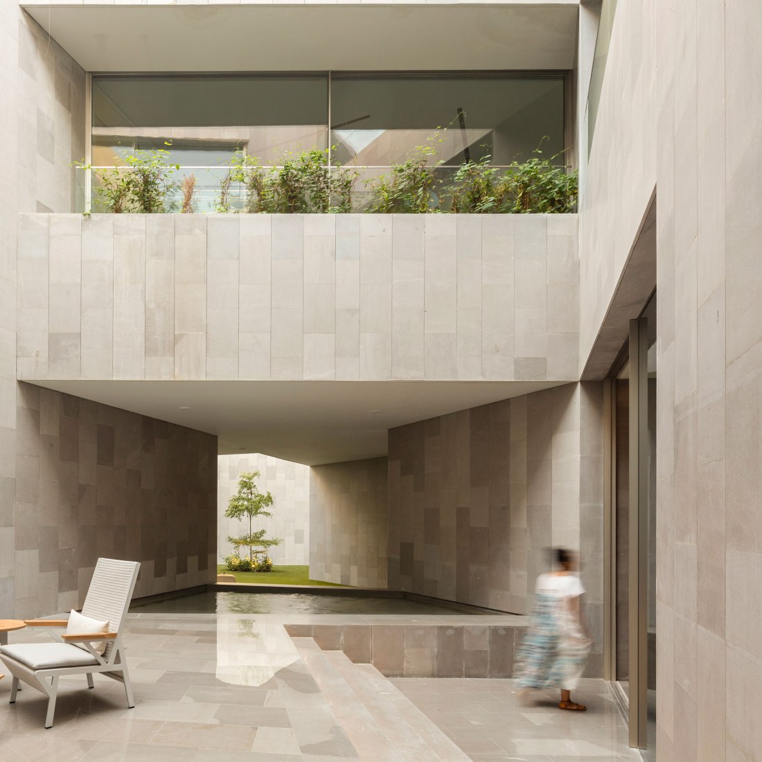 Patio interior. Vivienda Nirvana por AGi Architects. Fotografía @ Fernando Guerra