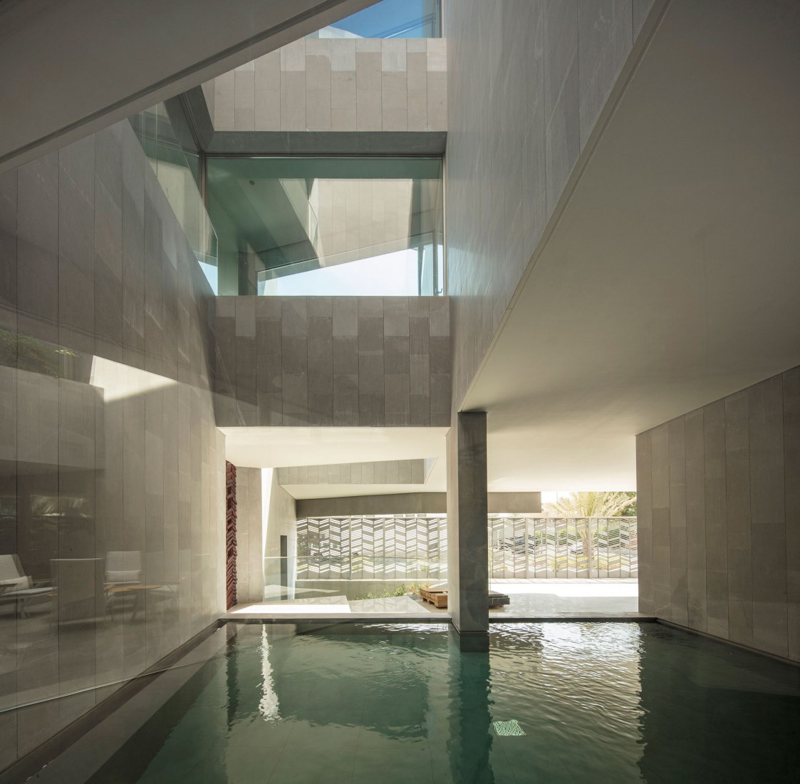 Patio interior con piscina. Vivienda Nirvana por AGi Architects. Fotografía @ Fernando Guerra