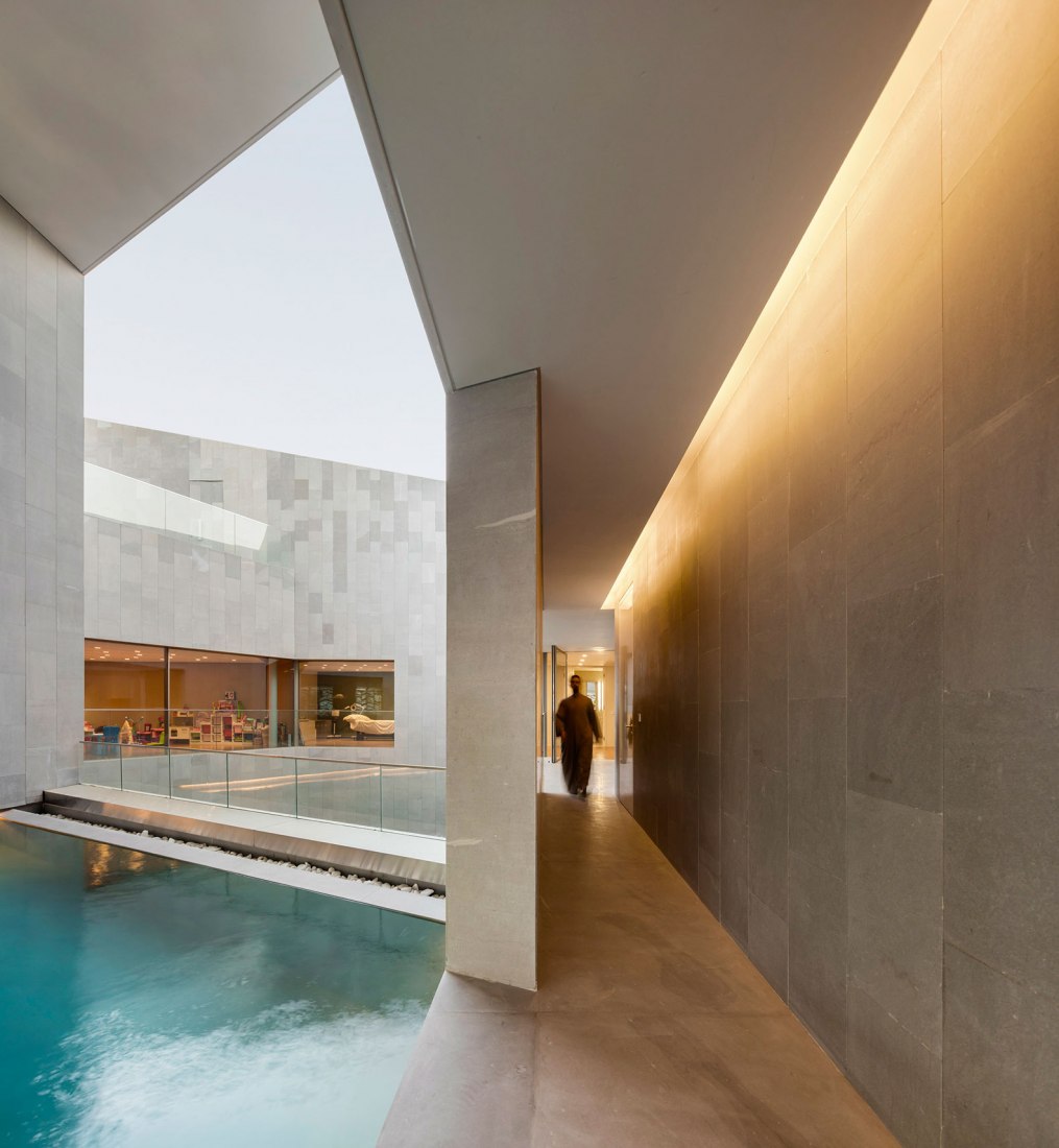 Patio interior con piscina. Vivienda Nirvana por AGi Architects. Fotografía @ Fernando Guerra