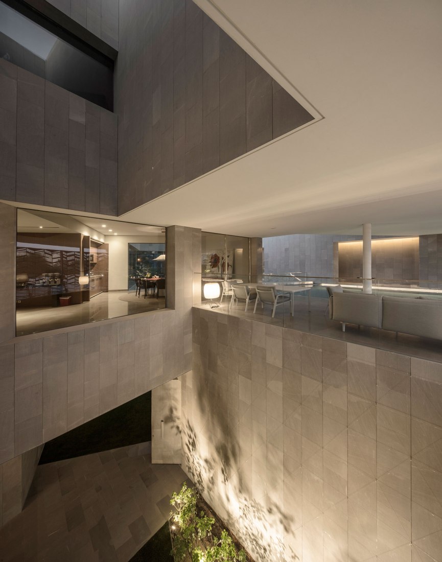 Patio interior. Vivienda Nirvana por AGi Architects. Fotografía @ Fernando Guerra