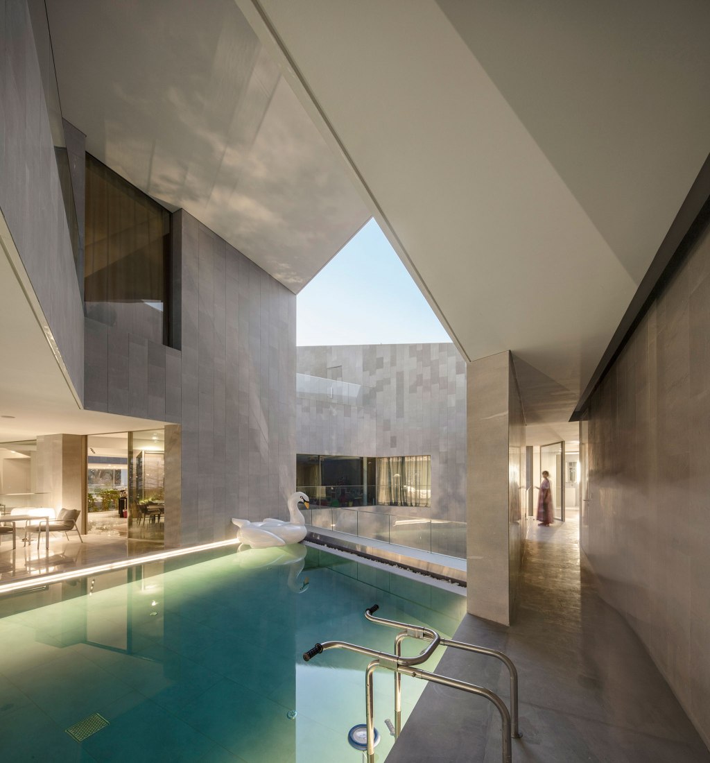 Patio interior con piscina. Vivienda Nirvana por AGi Architects. Fotografía @ Fernando Guerra