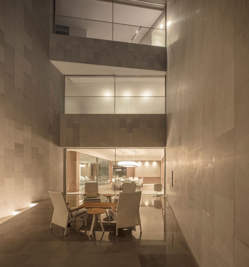 Patio interior. Vivienda Nirvana por AGi Architects. Fotografía @ Fernando Guerra