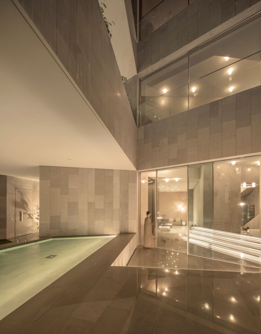 Patio interior. Vivienda Nirvana por AGi Architects. Fotografía @ Fernando Guerra