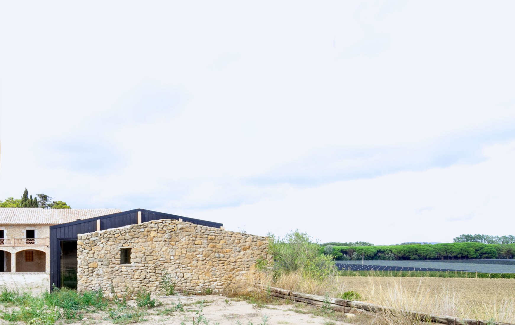 The shelter of a wall by Agora Arquitectura. Photograph by Joan Casals Pañella.