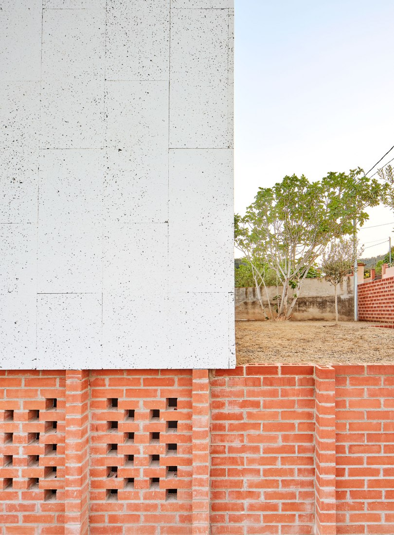 House on a brick base by Ágora arquitectura. Photograph by Jose Hevia.