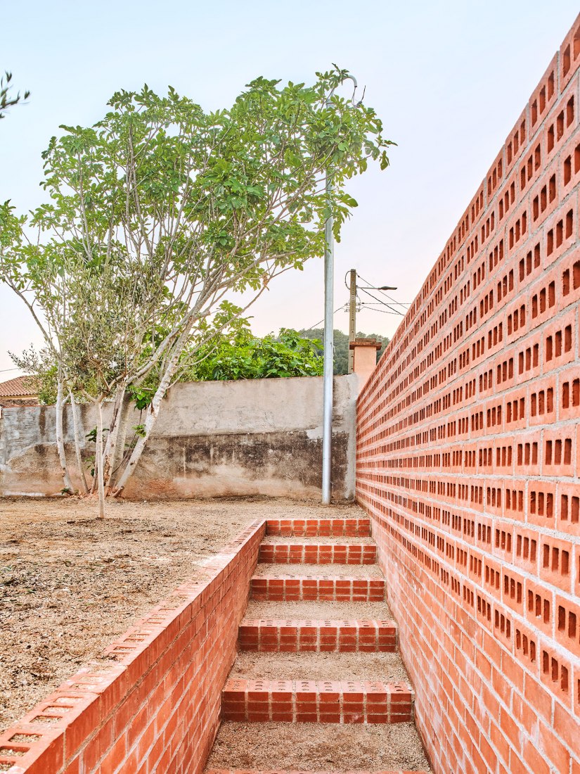House on a brick base by Ágora arquitectura. Photograph by Jose Hevia.