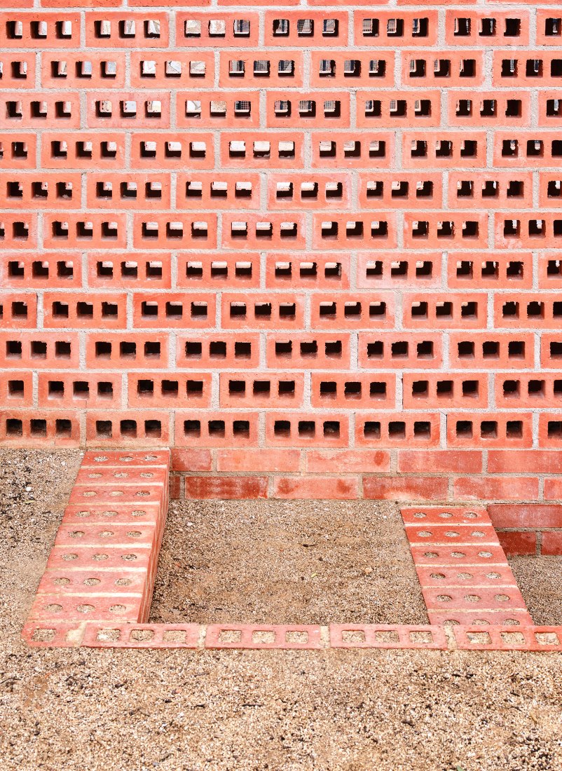 House on a brick base by Ágora arquitectura. Photograph by Jose Hevia.
