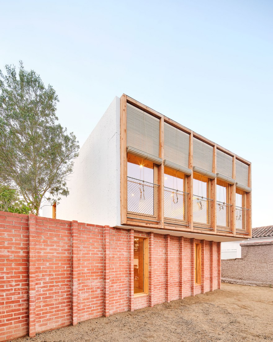House on a brick base by Ágora arquitectura. Photograph by Jose Hevia.