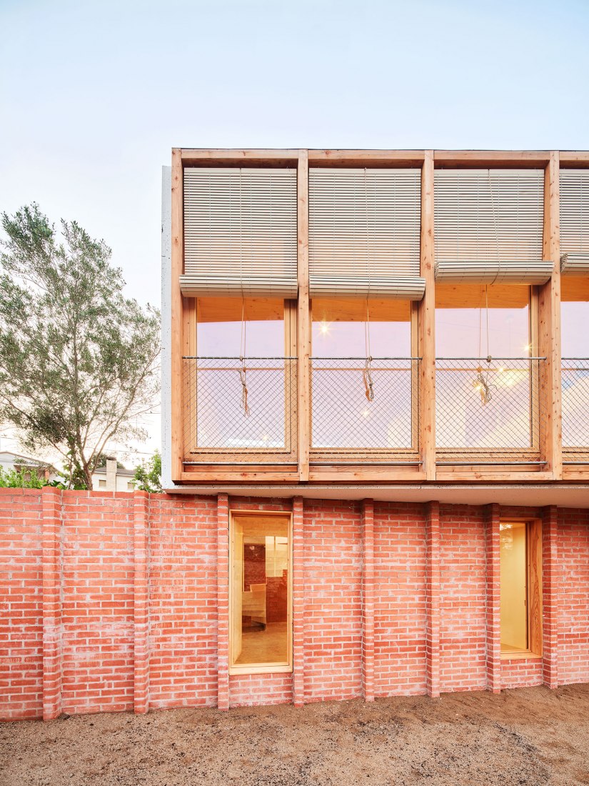 House on a brick base by Ágora arquitectura. Photograph by Jose Hevia.