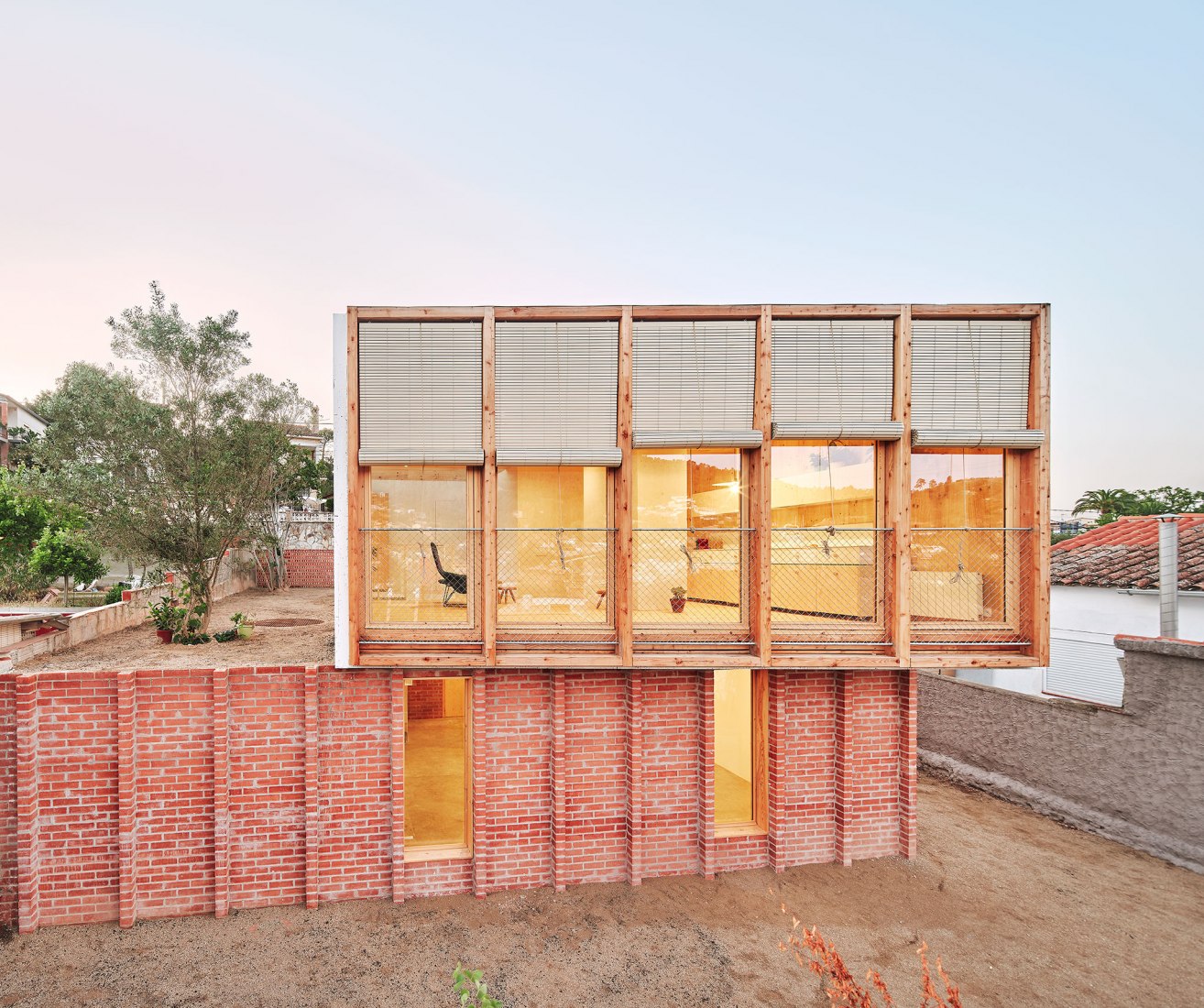 House on a brick base by Ágora arquitectura. Photograph by Jose Hevia.