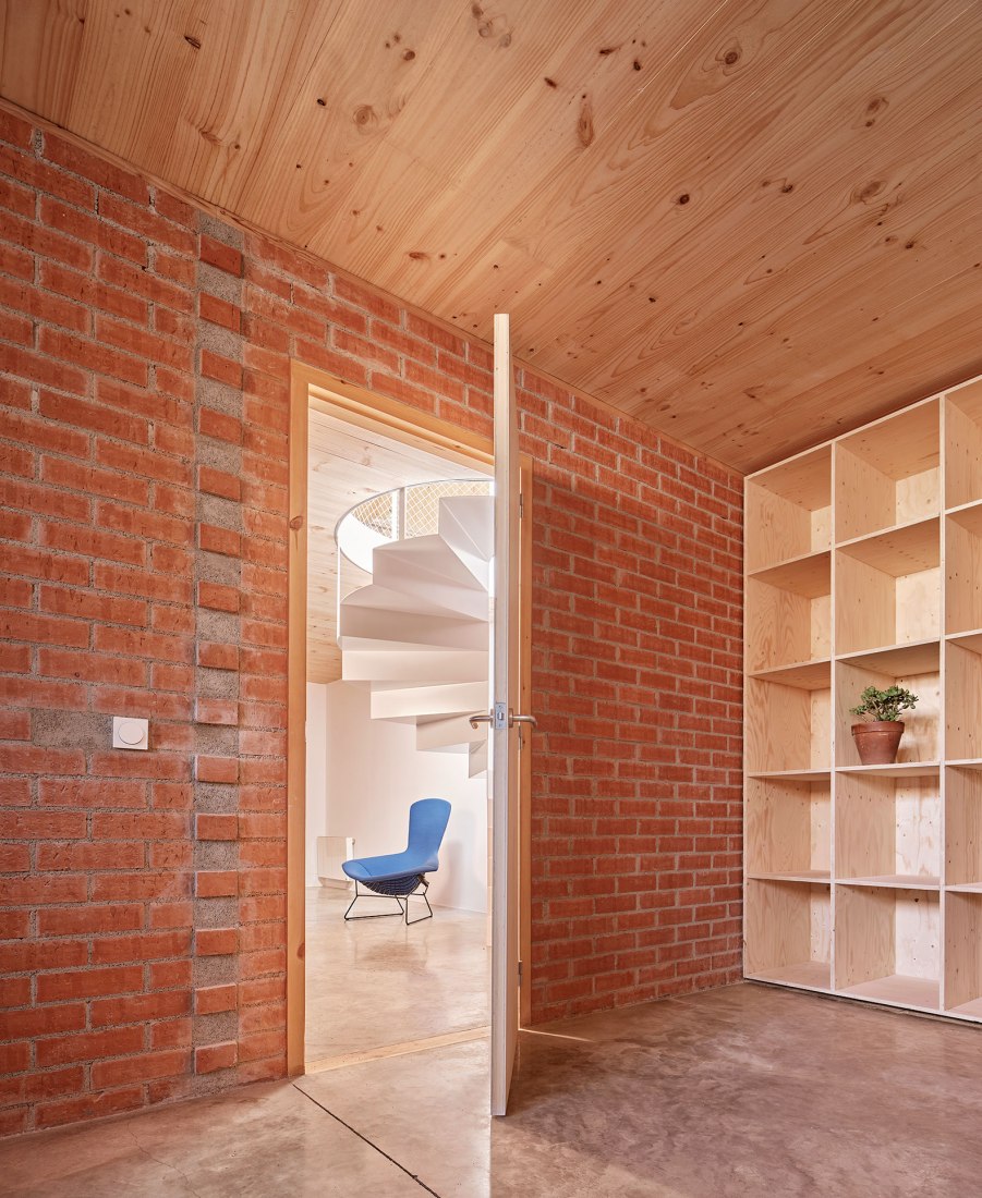 House on a brick base by Ágora arquitectura. Photograph by Jose Hevia.
