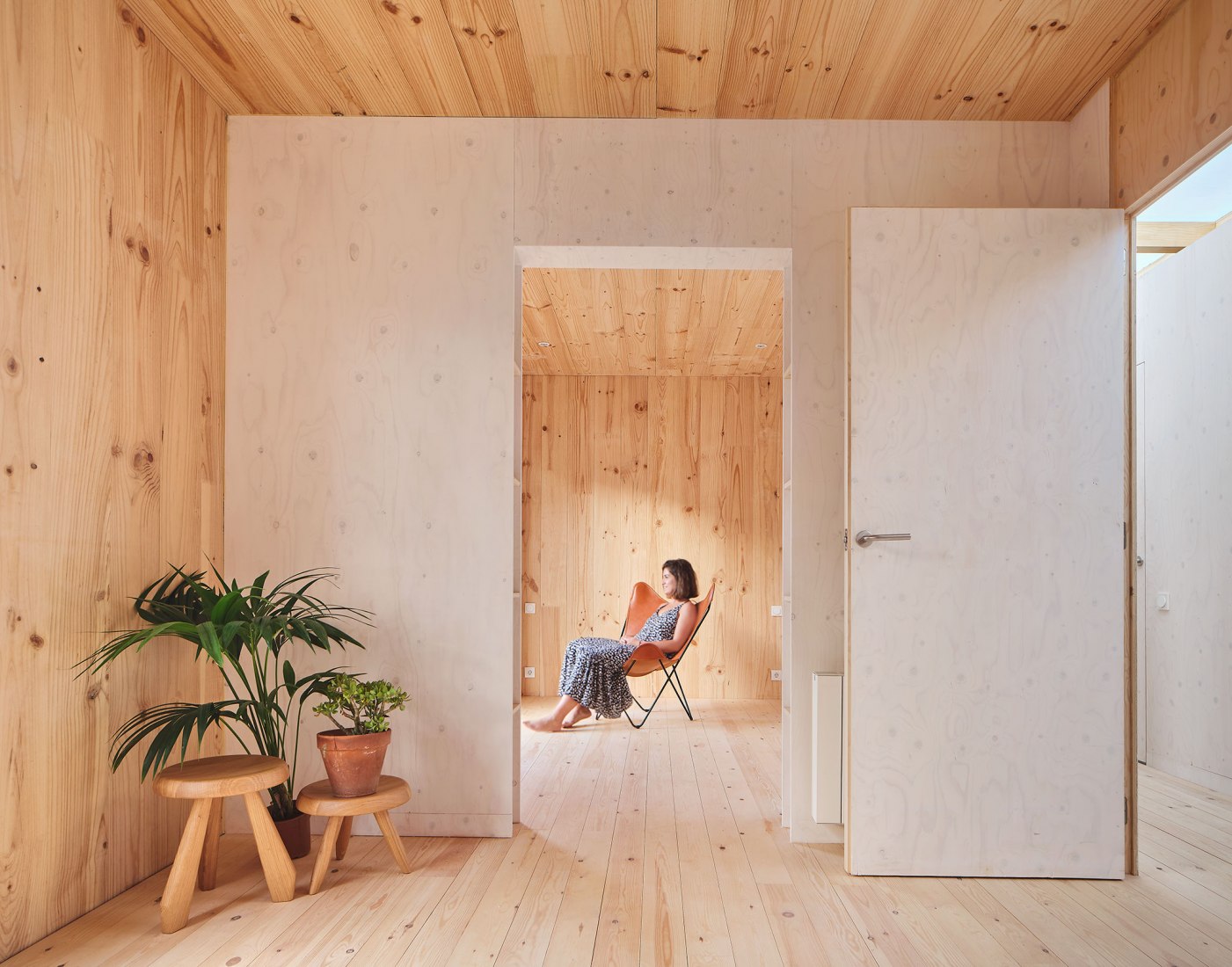 House on a brick base by Ágora arquitectura. Photograph by Jose Hevia.