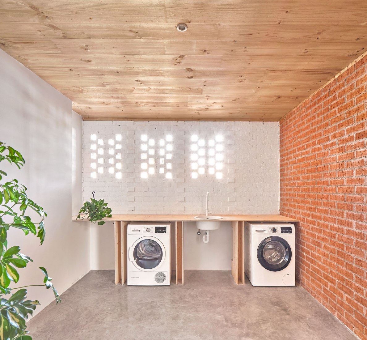 House on a brick base by Ágora arquitectura. Photograph by Jose Hevia.