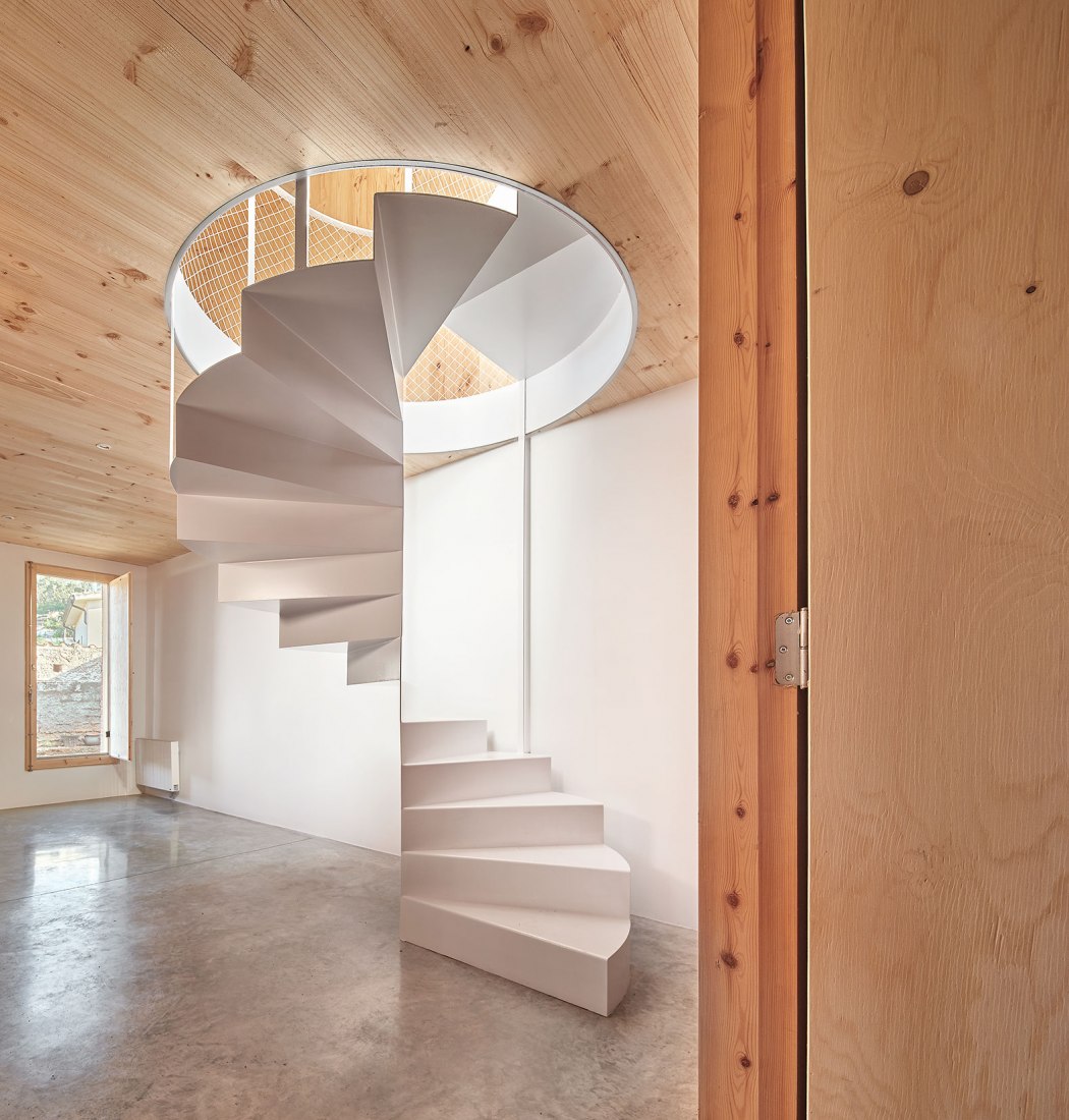 House on a brick base by Ágora arquitectura. Photograph by Jose Hevia.