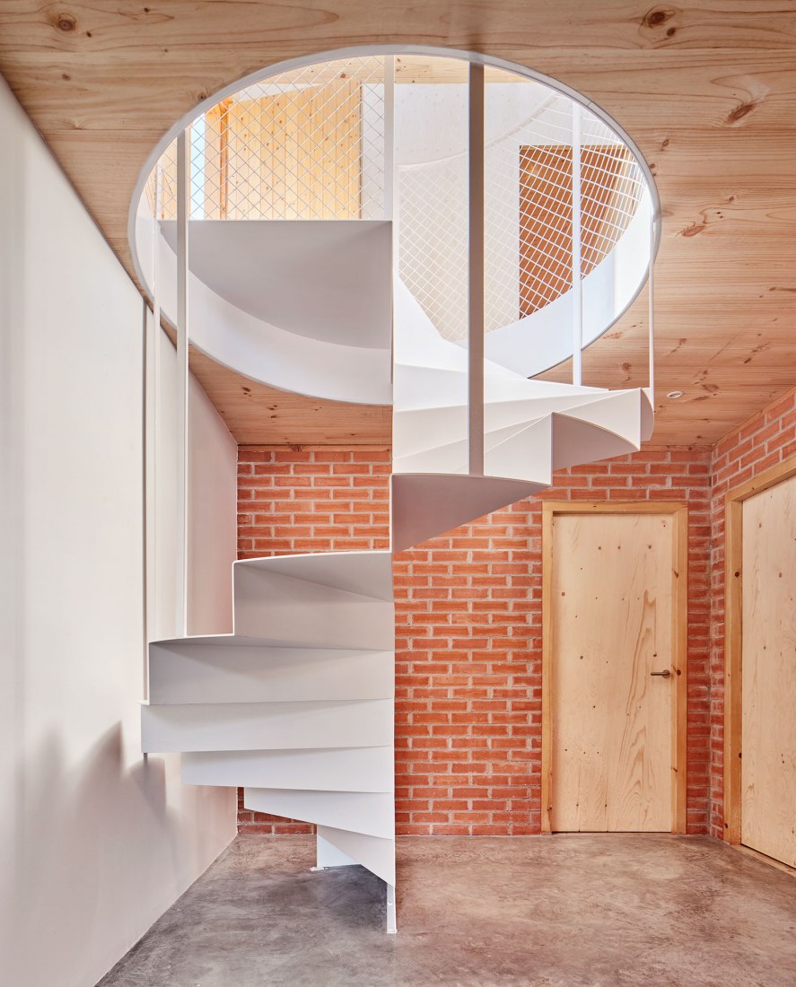 House on a brick base by Ágora arquitectura. Photograph by Jose Hevia.