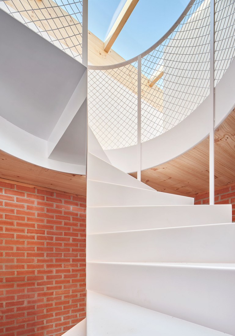 House on a brick base by Ágora arquitectura. Photograph by Jose Hevia.