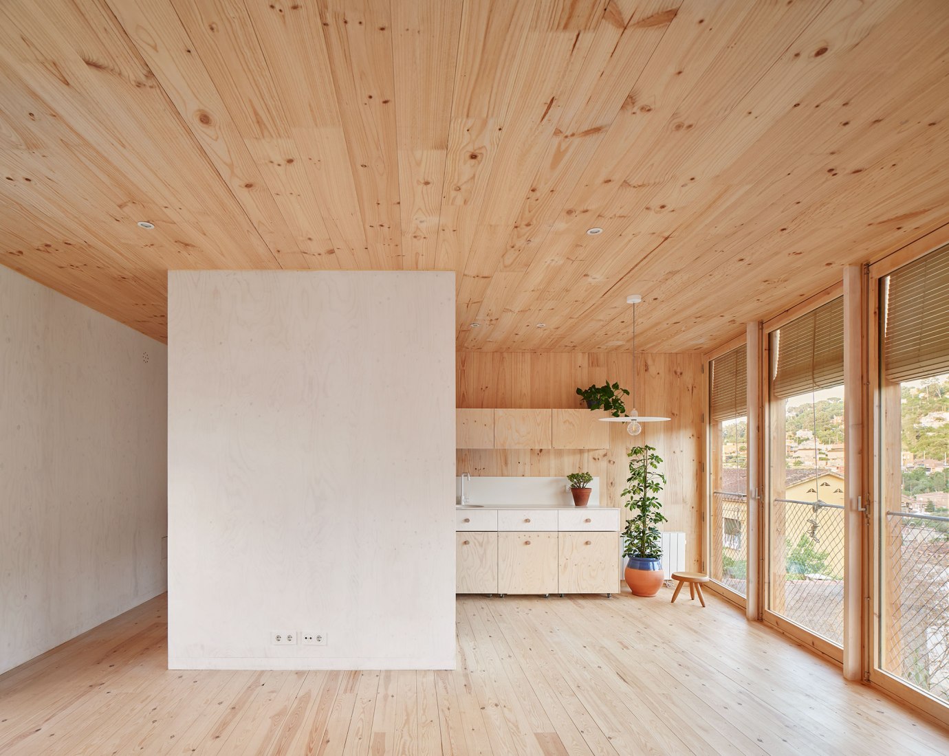 House on a brick base by Ágora arquitectura. Photograph by Jose Hevia.