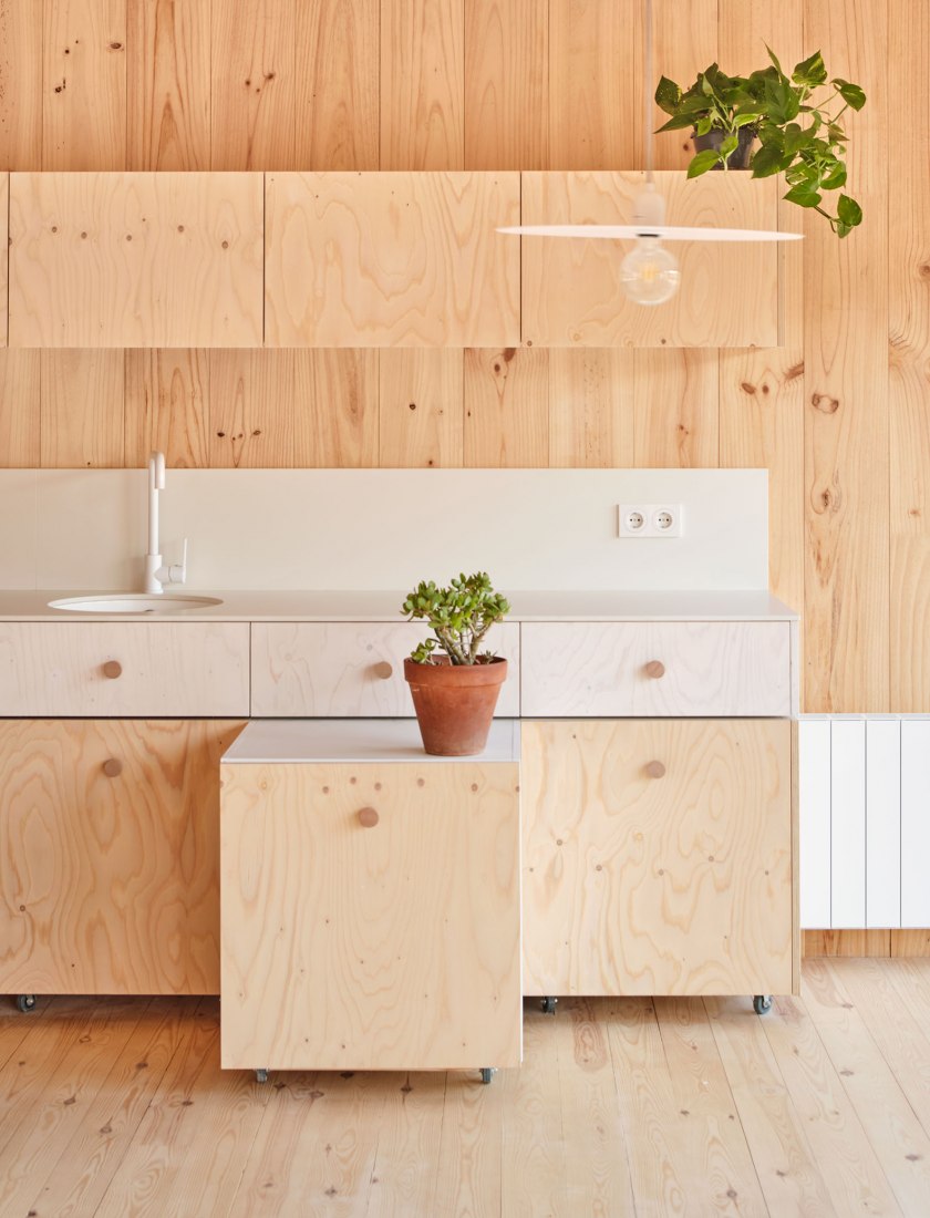 House on a brick base by Ágora arquitectura. Photograph by Jose Hevia.