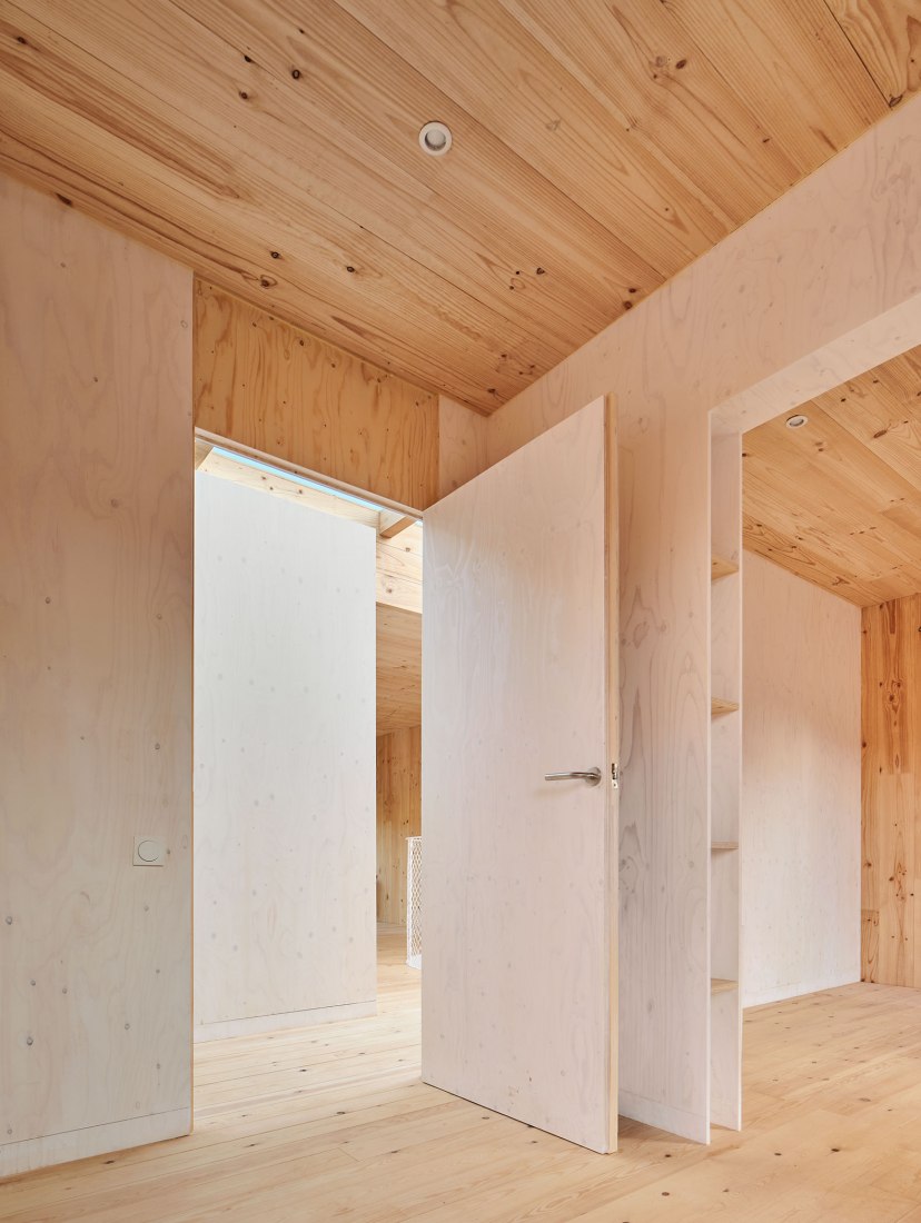 House on a brick base by Ágora arquitectura. Photograph by Jose Hevia.