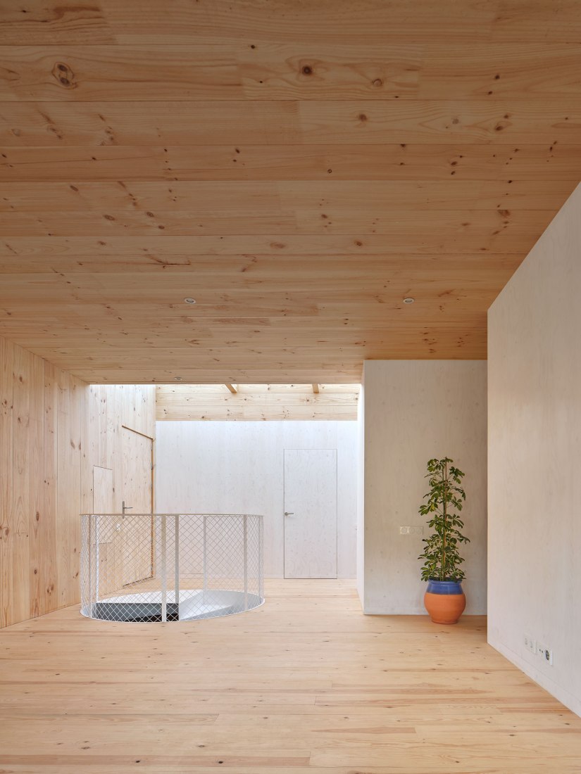 House on a brick base by Ágora arquitectura. Photograph by Jose Hevia.