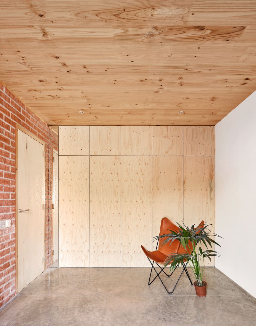 House on a brick base by Ágora arquitectura. Photograph by Jose Hevia.