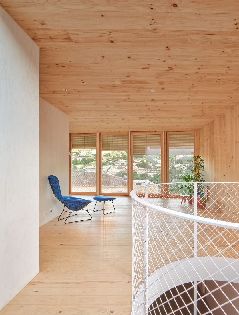 House on a brick base by Ágora arquitectura. Photograph by Jose Hevia.