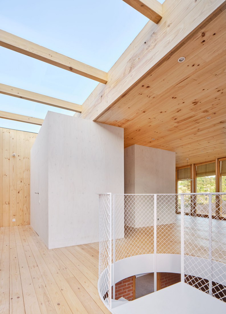 House on a brick base by Ágora arquitectura. Photograph by Jose Hevia.