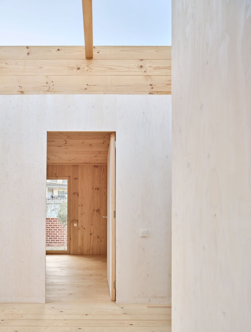 House on a brick base by Ágora arquitectura. Photograph by Jose Hevia.