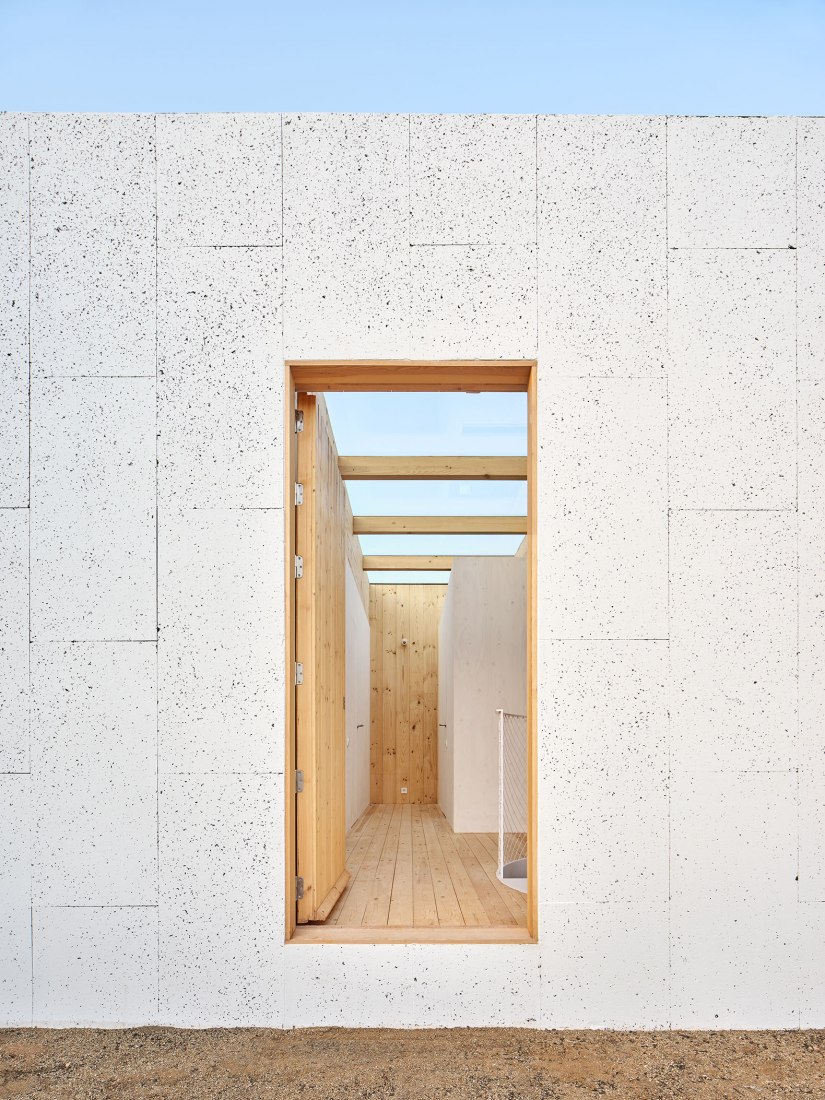 House on a brick base by Ágora arquitectura. Photograph by Jose Hevia.