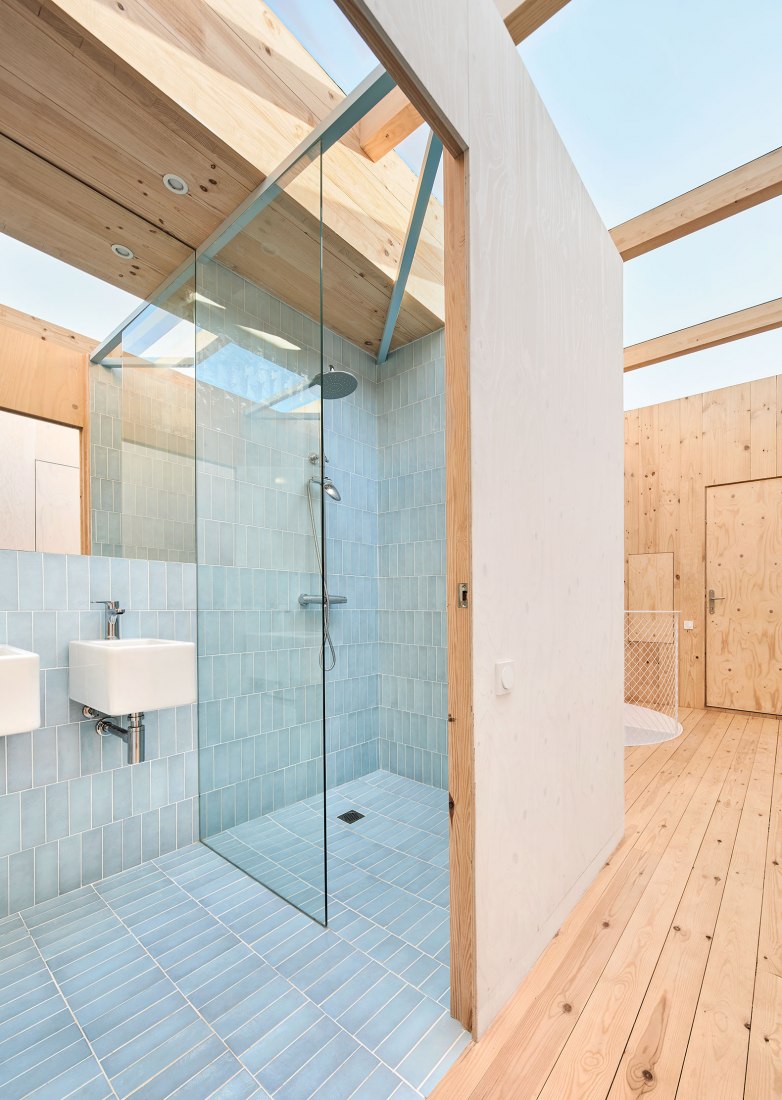 House on a brick base by Ágora arquitectura. Photograph by Jose Hevia.