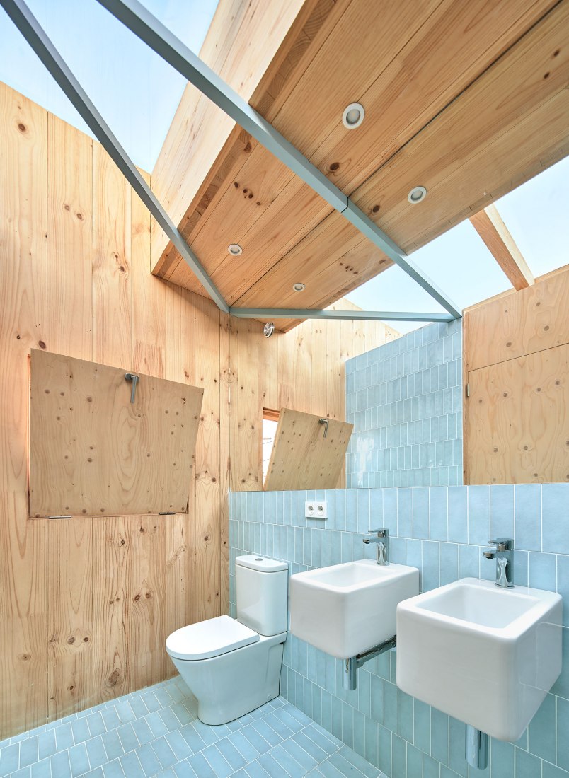 House on a brick base by Ágora arquitectura. Photograph by Jose Hevia.