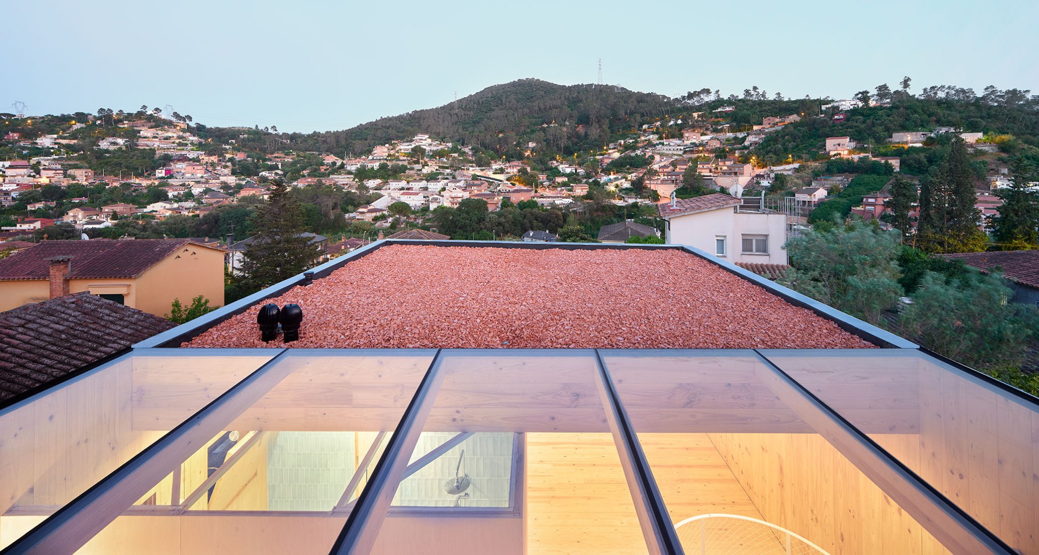 House on a brick base by Ágora arquitectura. Photograph by Jose Hevia.