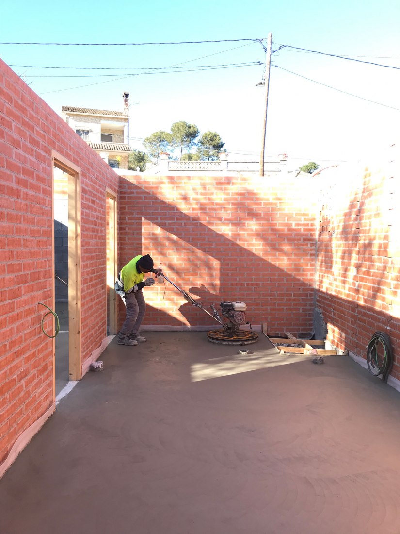 Photo of construction. House on a brick base by Ágora arquitectura.