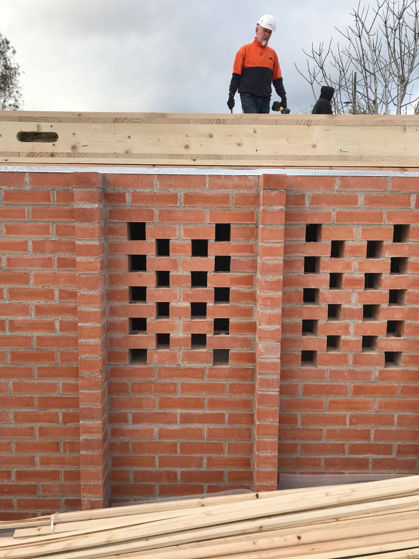 Photo of construction. House on a brick base by Ágora arquitectura.