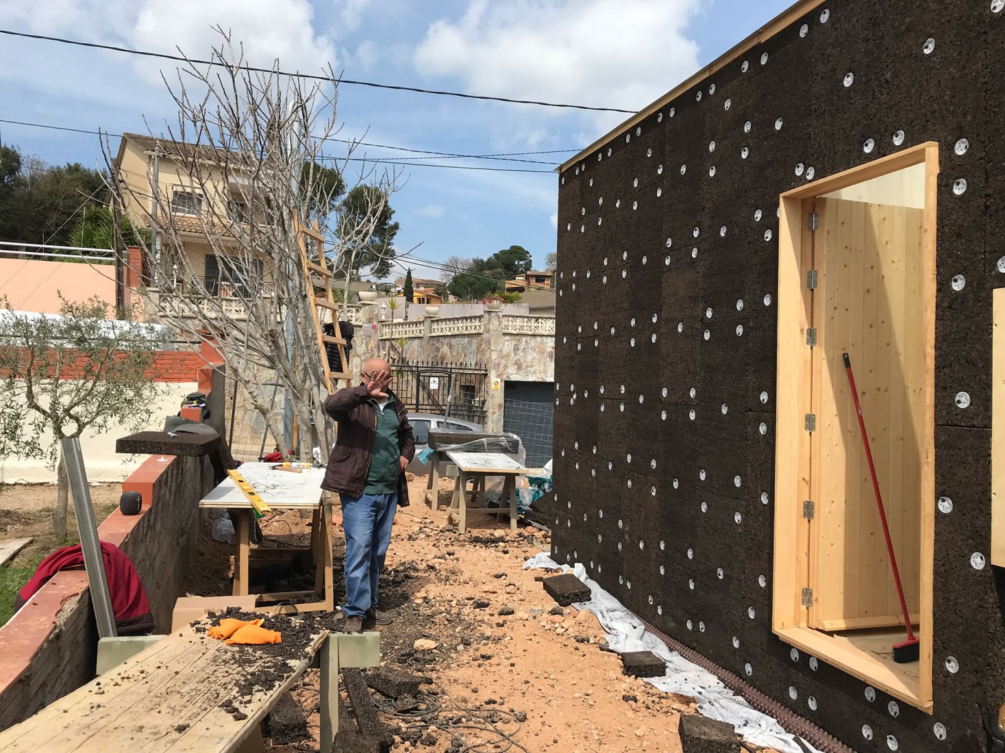 Photo of construction. House on a brick base by Ágora arquitectura.