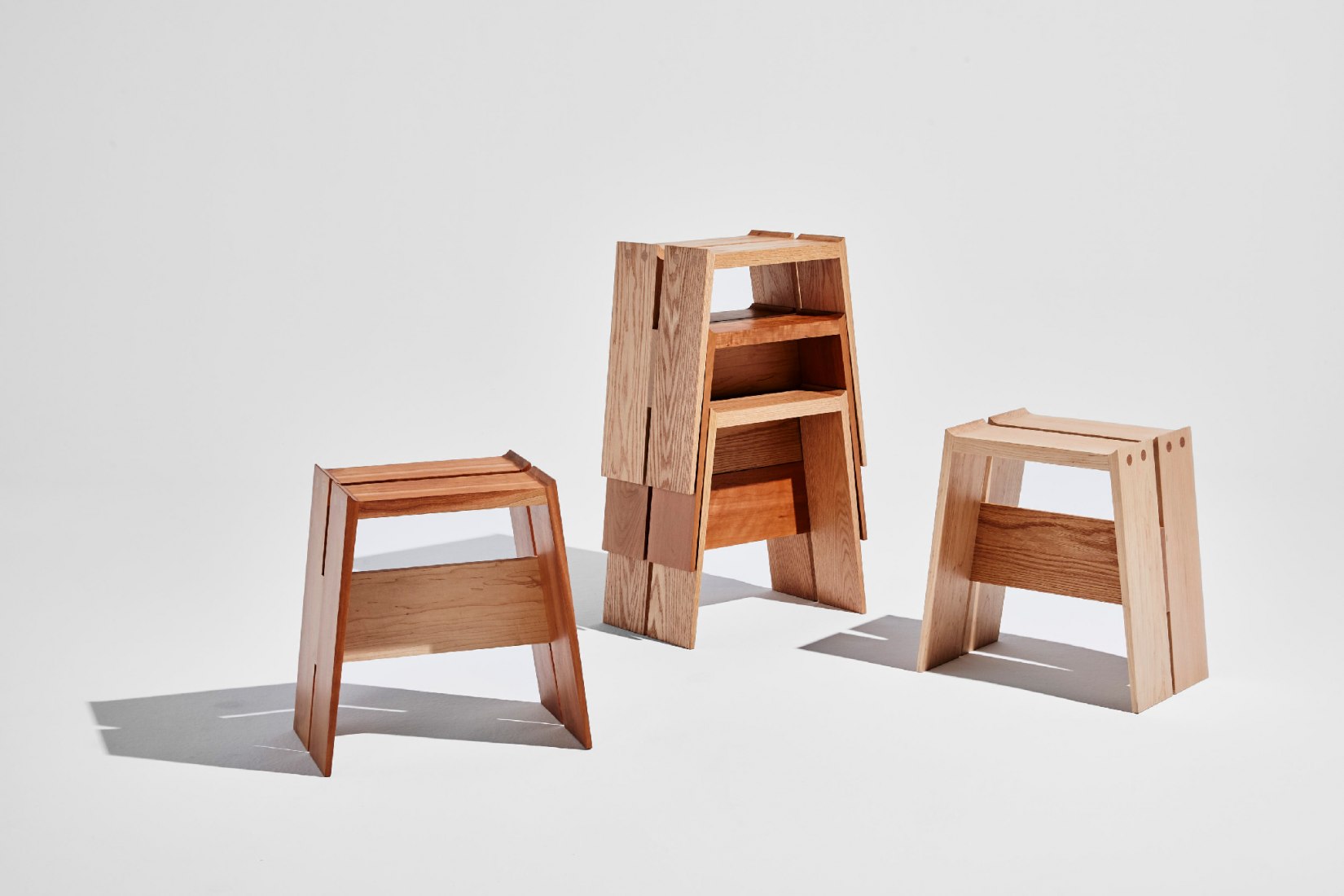 Roof Stool por Trang Nguyen. Discovered por AHEC y Wallpaper*. Fotografía por Winston Chuang.