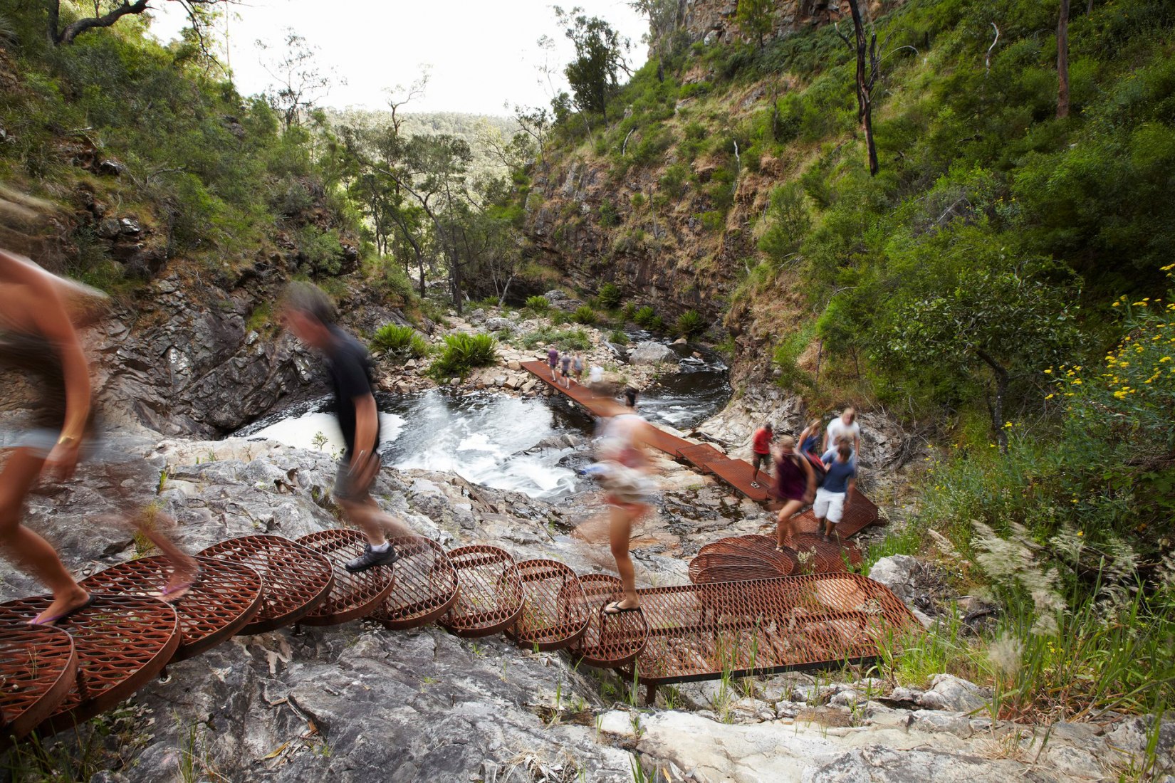Sendero quebrado en las cataratas MacKenzie por Hansen Partnership, Grampians, Victoria. Fotografía © Andrew Lloyd/Parks Victoria