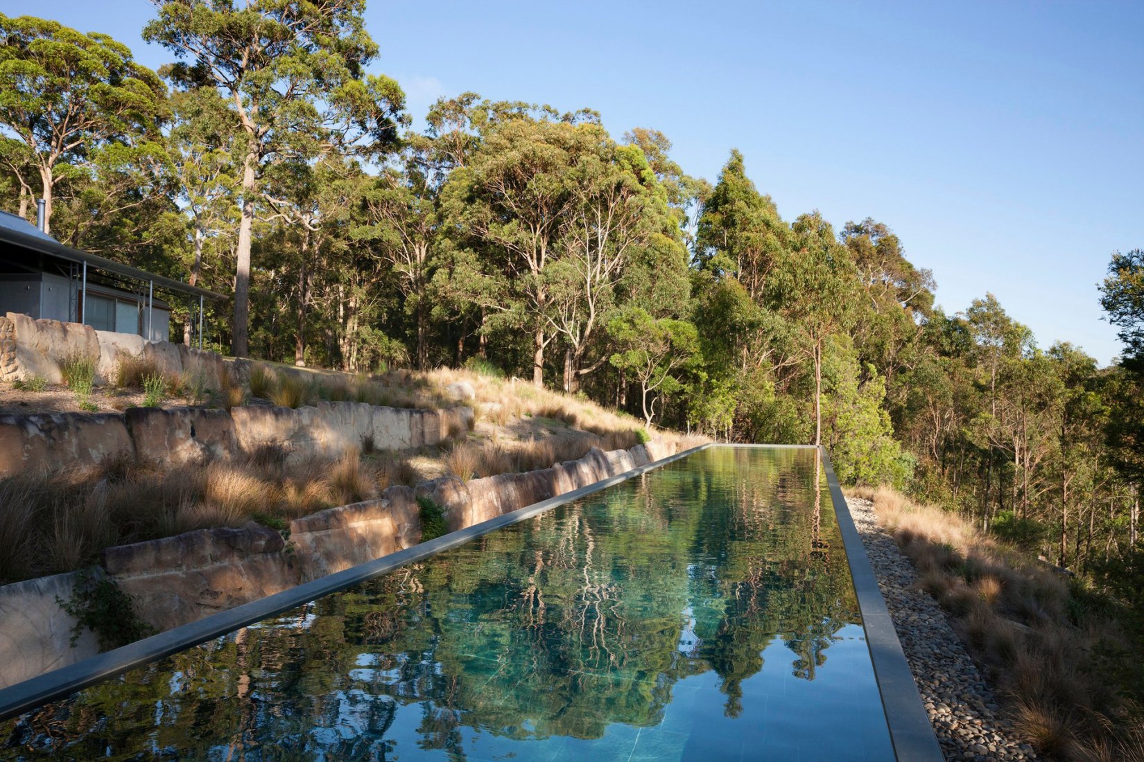 Jardín en el borde del bosque por Jane Irwin Ladscape Architecture, Lower Hunter Valley, New South Wales. Fotografía © Dianna Snape/Jane Irwin Landscape Architecture