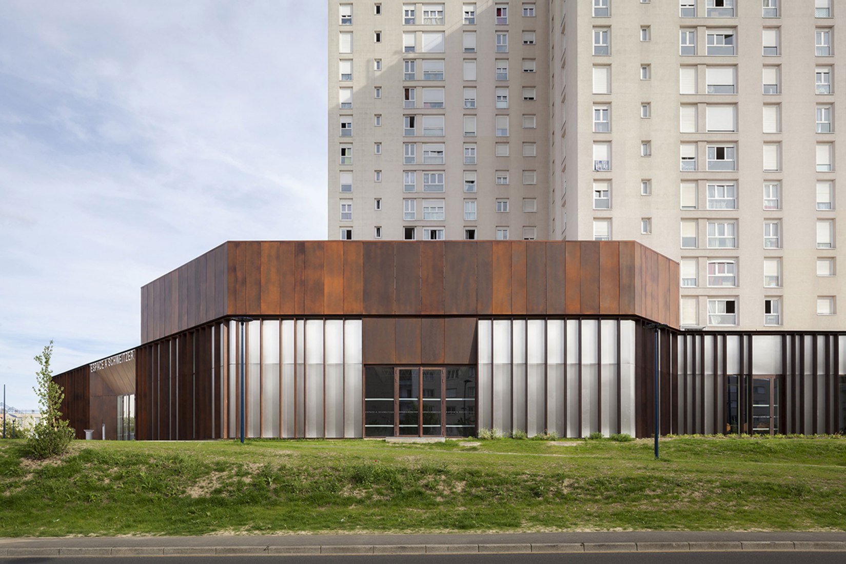 Renovación del Centro Comunitario Albert Schweitzer por MOA. Fotografía de Cyrille Lallement.