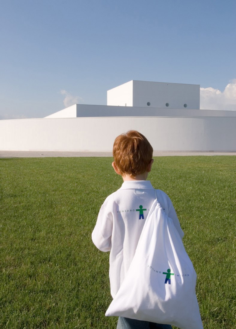 Guardería de Benetton por Alberto Campo Baeza. Fotografía por Marco Zanta