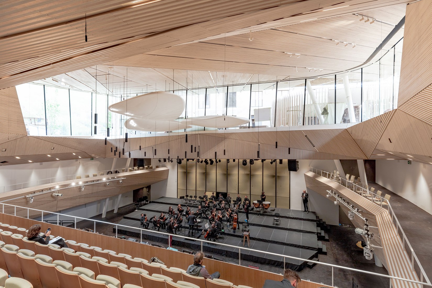 Música en los Alpes. Sala de Conciertos de Andermatt por Studio Seilern ...