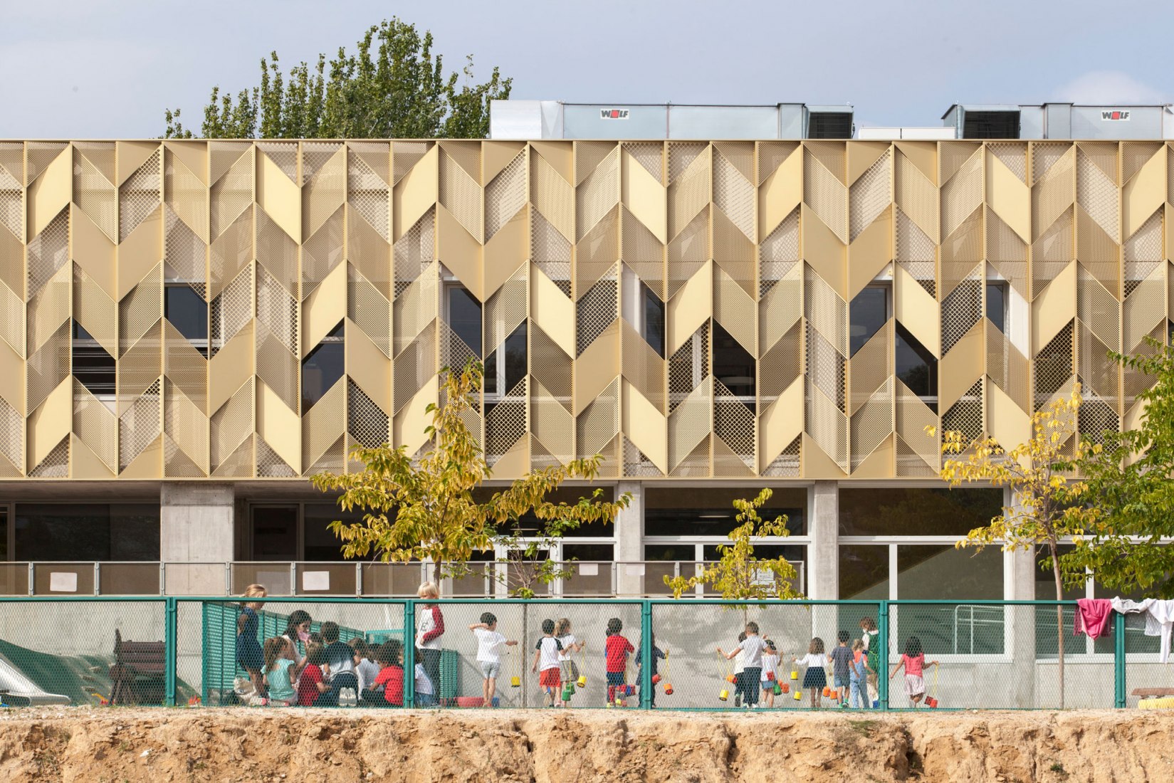 New first-cycle nursery school and outdoor spaces of the French Lyceum by Ale Estudio and b-ground arquitectura. Photograph by Ojo Vivo Foto.