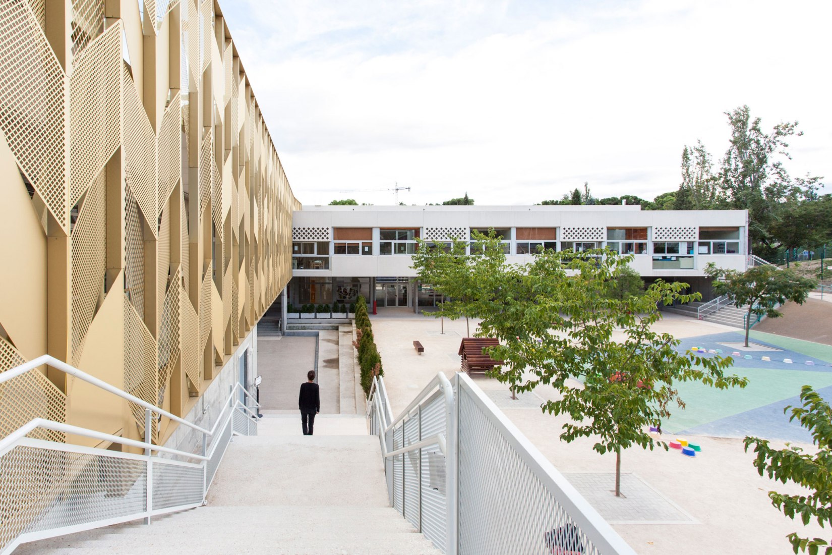 New first-cycle nursery school and outdoor spaces of the French Lyceum by Ale Estudio and b-ground arquitectura. Photograph by Ojo Vivo Foto.