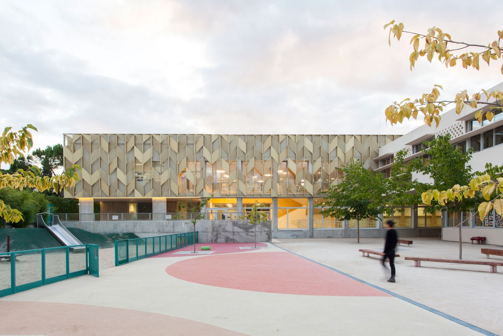 New first-cycle nursery school and outdoor spaces of the French Lyceum by Ale Estudio and b-ground arquitectura. Photograph by Ojo Vivo Foto.