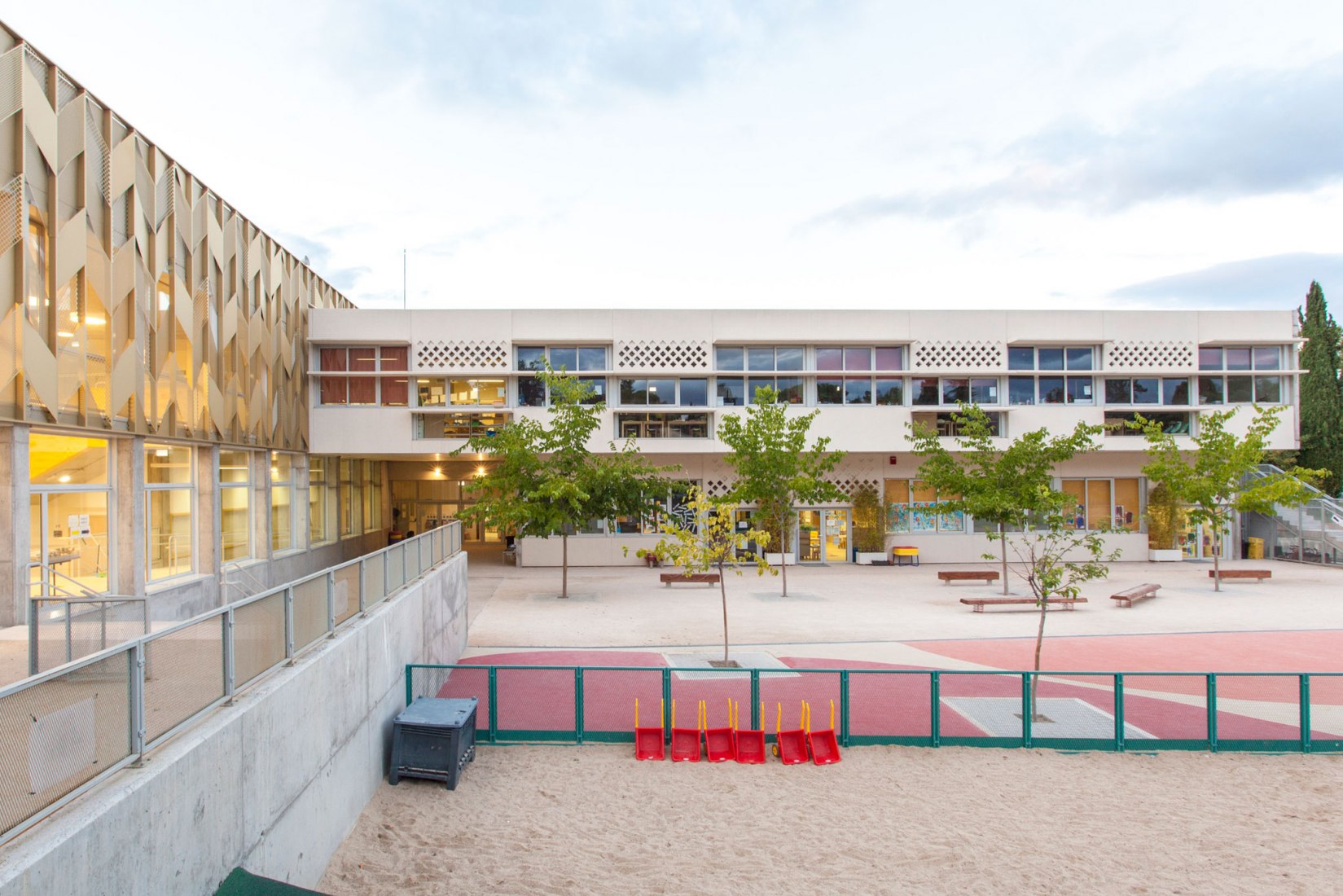 New first-cycle nursery school and outdoor spaces of the French Lyceum by Ale Estudio and b-ground arquitectura. Photograph by Ojo Vivo Foto.